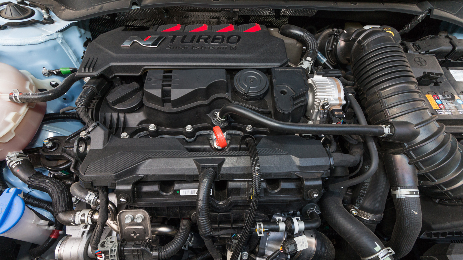 Ο βενζινοκινητήρας του i20N είναι ξυράφι. Αποδίδει 204 ίππους με 274Nm ροπή, που για μερικά δευτερόλεπτα σκαρφαλώνει στα 304 Nm, χάρη στη λειτουργία o